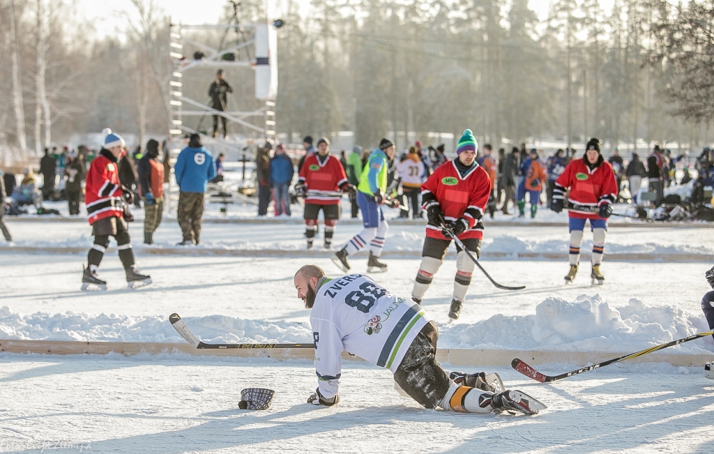 Arī trešā “Grundzāles Dīķa Hokeja Kausa 2019”, kas aizvadītajās brīvdienās notika Grundzāles pagasta atpūtas kompleksā “Trīssaliņas”, lozungs palika nemainīgs – dīķis nešķiro. Tajā piedalīties bija iespēja ikvienam. 
Autors:  EVIJA ZIEMIŅA