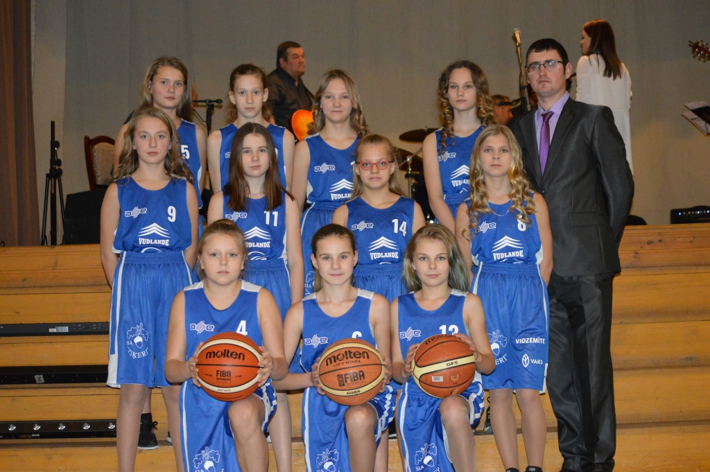 Lūk, Smiltenes sporta skolas meiteņu basketbola komanda, kurai par godu tiek rīkota Gada balle. 1. rindā no kreisās: Eimija Muižniece, Elvita Kurilika, Annija Sīpola; 2. rindā no kreisās: Līva Ragovska, Laura Vilka, Undīne Ģēvele, Džeina Ikkerte; 3. rindā no kreisās: Vikija Mihlenova, Aivita Meinerte, Evelīna Daldere, Evelīna Marija Beitāne un treneris Dzintars Ziediņš.                                                                                                 
Autors:  SANDRA PĒTERSONE
