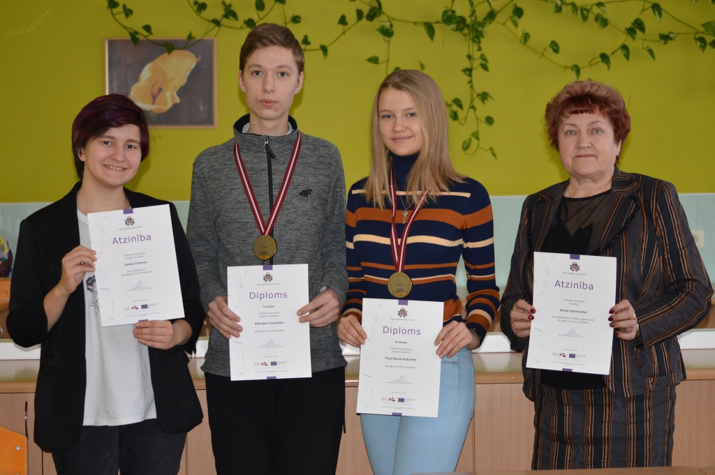Smiltenes vidusskolas skolotāja Anna Lavrinoviča lepojas ar saviem skolēniem. Bioloģijas 41. valsts olimpiādes noslēdzošajā, trešajā, posmā Tīnai Deinai Kukurītei (blakus skolotājai) – 3. vieta, Ričardam Averātam – 2. vieta, Santai Vinterei – Atzinība.                                                                                                                          
Autors:  SANDRA PĒTERSONE