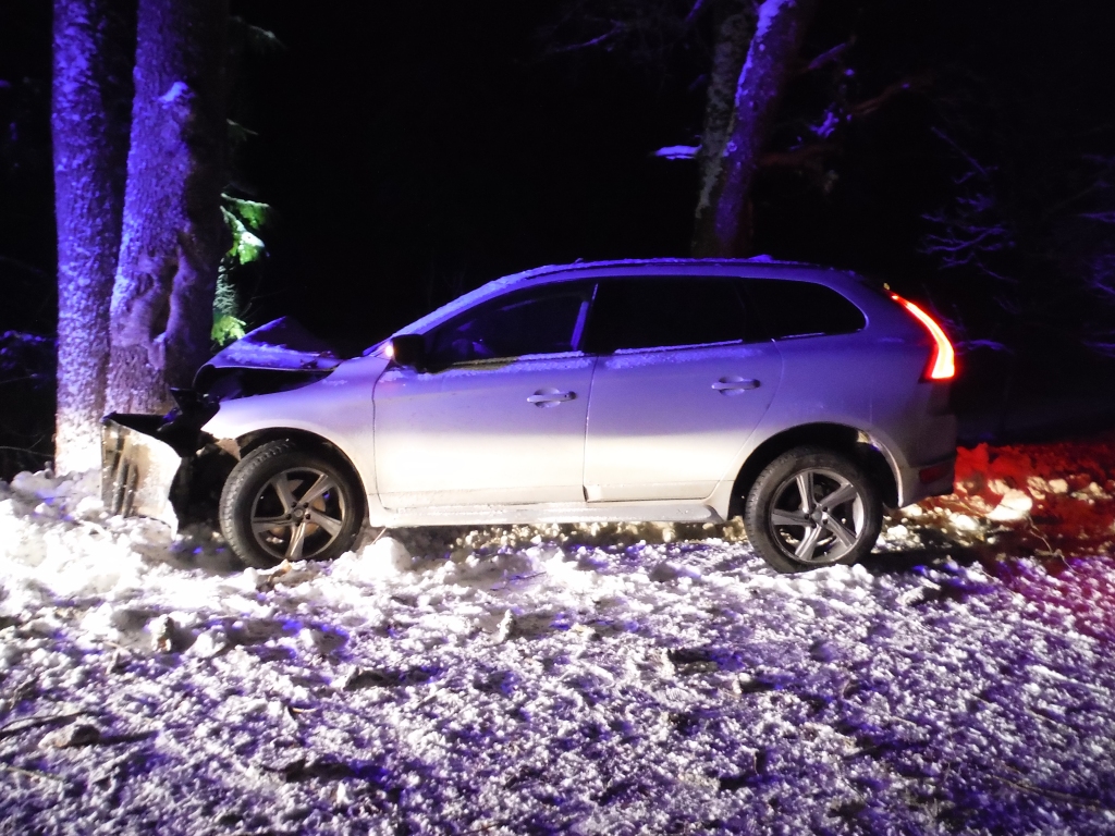 Valsts policija atgādina, ka attiecībā uz vadītājiem primārais un pats galvenais ir atbilstošas ziemas riepas, proti, protektors nedrīkst būt mazāks par četriem milimetriem. Neatbilstošas ziemas riepas ir viens no avāriju iemesliem. Janvārī trijos negadījumos konstatēts, ka automašīnai ir neatbilstošas riepas, arī pērn Smiltenes novadā šī iemesla dēļ notikušas vairākas avārijas.                                                                                      
Autors:  NO VALSTS POLICIJAS ARHĪVA