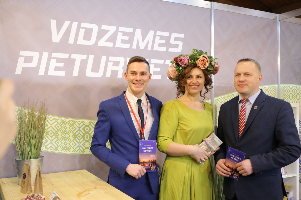 Baltijā lielākajā tūrisma izstādē-gadatirgū “Balttour 2019” atklāšanas svētkos Vidzemes pieturvietu stendā piedalījās ne vien Smiltenes novada Tūrisma informācijas centra vadītājs Modris Apsītis (no kreisās), bet arī Smiltenes novada muzeja vadītāja Dace Ozoliņa un Smiltenes novada domes priekšsēdētājs Gints Kukainis.                                             
Autors:  SANTA SINKA