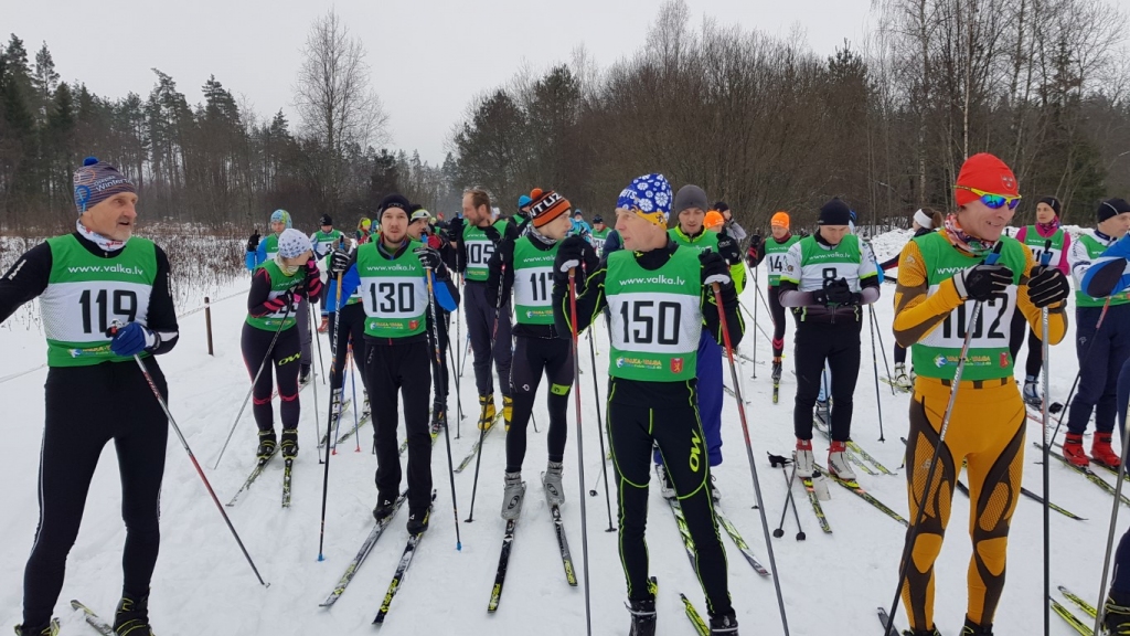 Pēc mirkļa slēpošanas distancē dosies šī sporta veida entuziasti no Valkas novada un tālākas apkārtnes.   
Autors:  RAIVIS GRAŅICS