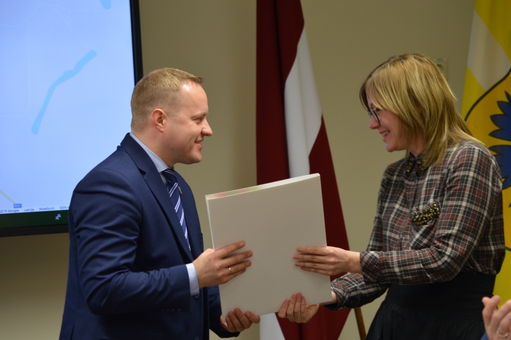“Tā bija skaista dāvana Latvijas valsts simtgadei,”  saņemot ZAAO vides iniciatīvas “100 darbi Latvijai” vadītājas Dženitas Katišas pasniegto Pateicību Smiltenes novada domei, par šo iniciatīvu atzina pašvaldības vadītājs Gints Kukainis.