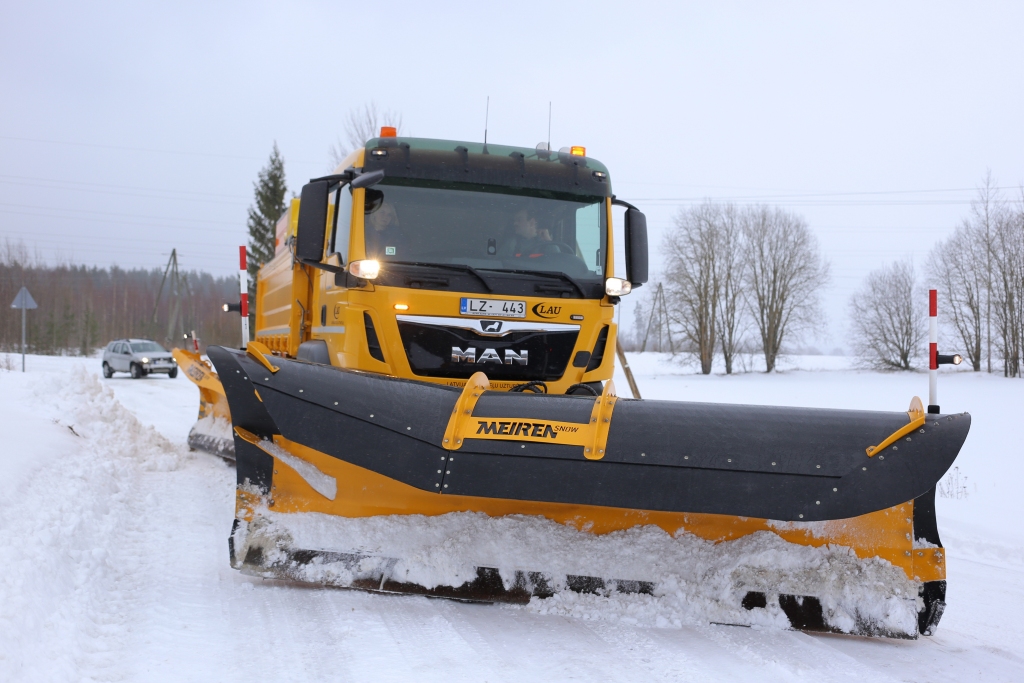 Ziemas periodā visai bieži VAS “Latvijas autoceļu uzturētājs” tiek veltīti pārmetumi par netīrītiem ceļiem un apgrūtinošu braukšanu. Tāpat nereti arī avārijās cietušie vainu noveļ tieši ceļu uzturētājiem. Par to, kā tiek plānoti  darbi uz autoceļiem ziemas sezonā Vidzemē, kādas ir prioritātes un novitātes uzklausījām VAS “Latvijas autoceļu uzturētājs” vadību.           
Autors:  SANTA SINKA