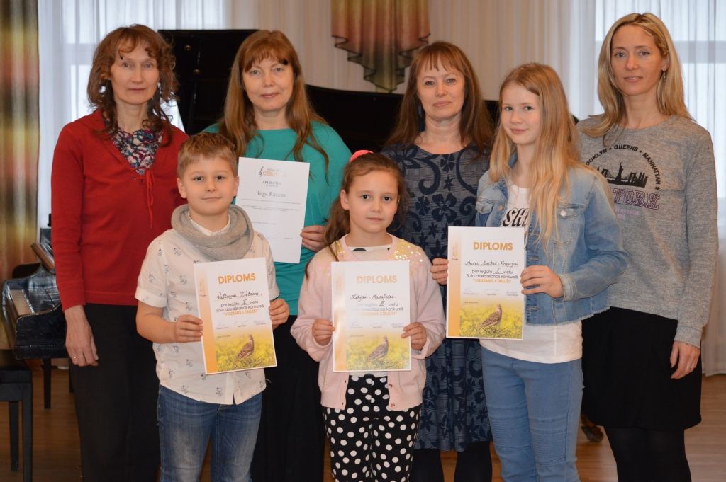 Ar godalgām no solo dziedāšanas konkursa “Vidzemes cīrulīši” mājās pārradušies Smiltenes mūzikas skolas audzēkņi Ance Anita Moruza (1. rindā no labās), Ketija Anna Masaļska un Valters Kvelde. Viņus konkursam sagatavoja  koncertmeistare Zaiga Rozenberga (2. rindā no labās), pedagoģe Baiba Žēbina, koncertmeistare Inga Rācene un pedagoģe Aija Elmane. 