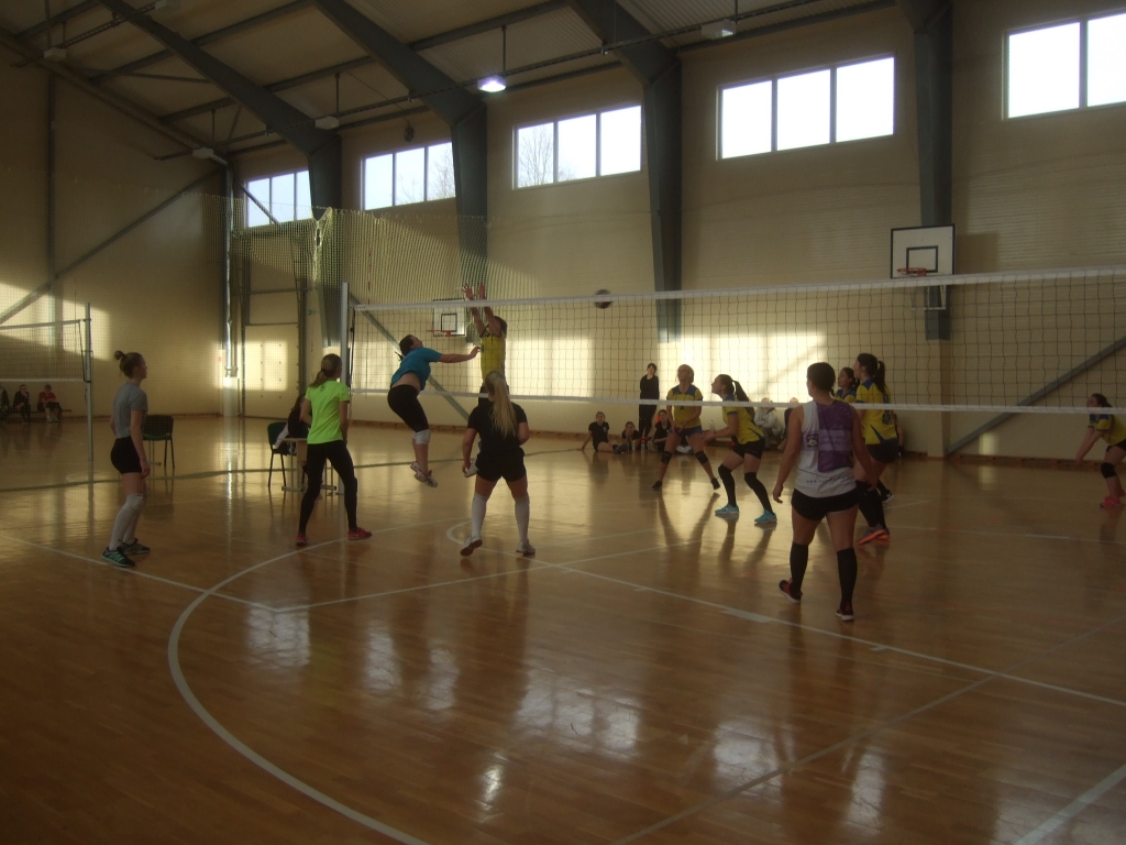 Variņu pamatskolas sporta zālē aizvadīta Smiltenes novada čempionāta volejbolā sieviešu komandām 3. kārta, kurā komandas spēlēja līdz divu setu uzvarai.  
Autors:  MĀRIS STABIŅŠ