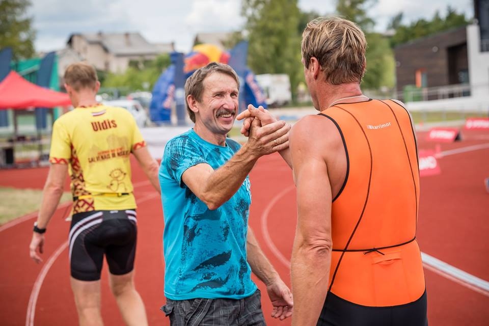 Sportisks un nedaudz dulls – tāds ir smiltenietis Vairis Krauklis, kurš veselīgam dzīvesveidam pievērsās pēc četrdesmit gadu vecuma. Tā kļuvusi par atkarību, kurā viņš labprāt dalās ar citiem. Pērn vasarā Smiltenē Vairis rīkoja Latvijas čempionāta triatlonā sprinta sacensības.                                                                                                                
Autors:  AGNIS MELDERIS