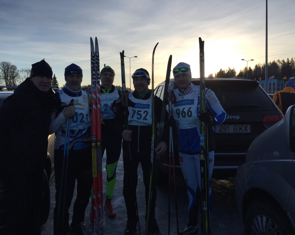 Pēc brīža distancē dosies komandas “5A/Valka.lv” slēpotāji.                                                                 
Autors:  AIVARS KRASTIŅŠ