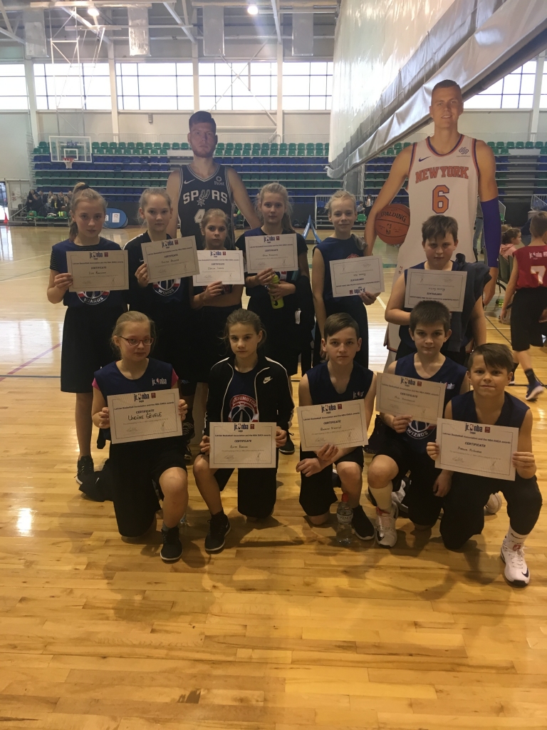 NBA Junioru līgā “Wizards” no Smiltenes iekļuva 16 labāko komandu vidū. Basketbola zvaigznes Kristaps Porziņģis un Dāvis Bertāns klāt bija tikai simboliski, kā kartona figūras.                                                      
Autors:  DZINTARS ZIEDIŅŠ
