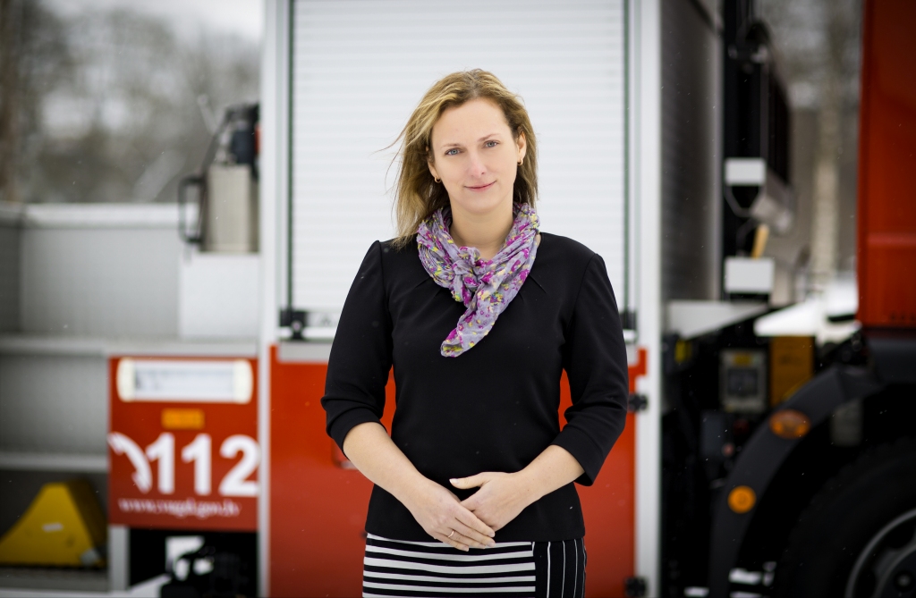 Valsts ugunsdzēsības un glābšanas dienesta Prevencijas un sabiedrības informēšanas nodaļas vecākā speciāliste Vidzemes reģionā Sandra Vējiņa atzīst, ka darbs glābšanas dienestā ir ar misijas apziņu, vienlaikus tas ļauj novērtēt dzīvi dotajā mirklī.                                                                                                                                        
Autors:  KARĪNA JURCIŅA