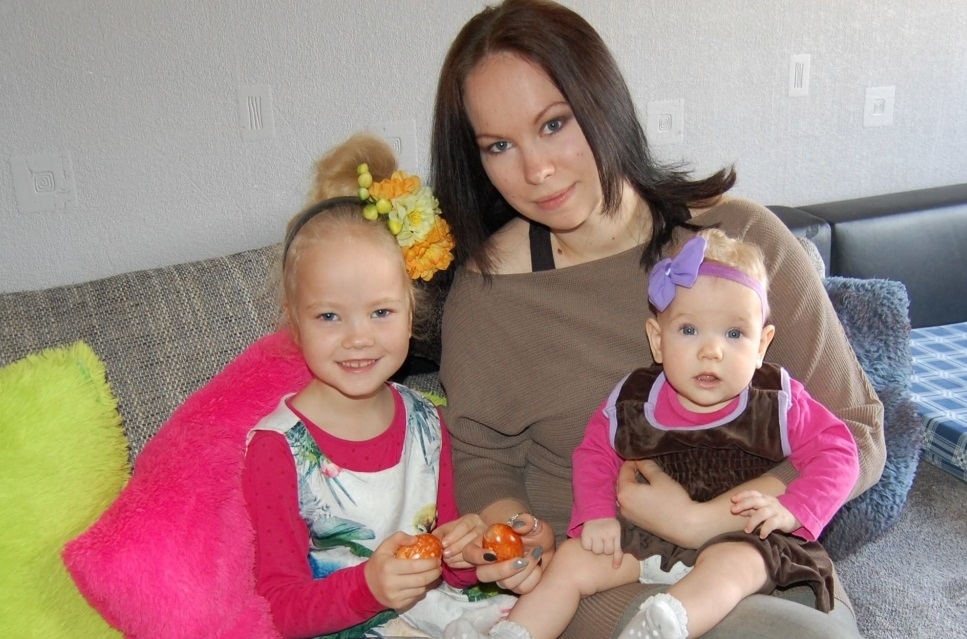 Valcēniete Ketija Šaldere ir ne tikai māmiņa astoņus gadus vecajai Sindijai un divgadīgajai Stefānijai, bet arī rotu dizainere – viņa no stikla pērlītēm, kristāliņiem un dabīgajiem akmeņiem izšuj pievilcīgas piespraudes. 
Autors:  NO PERSONĪGĀ ARHĪVA 