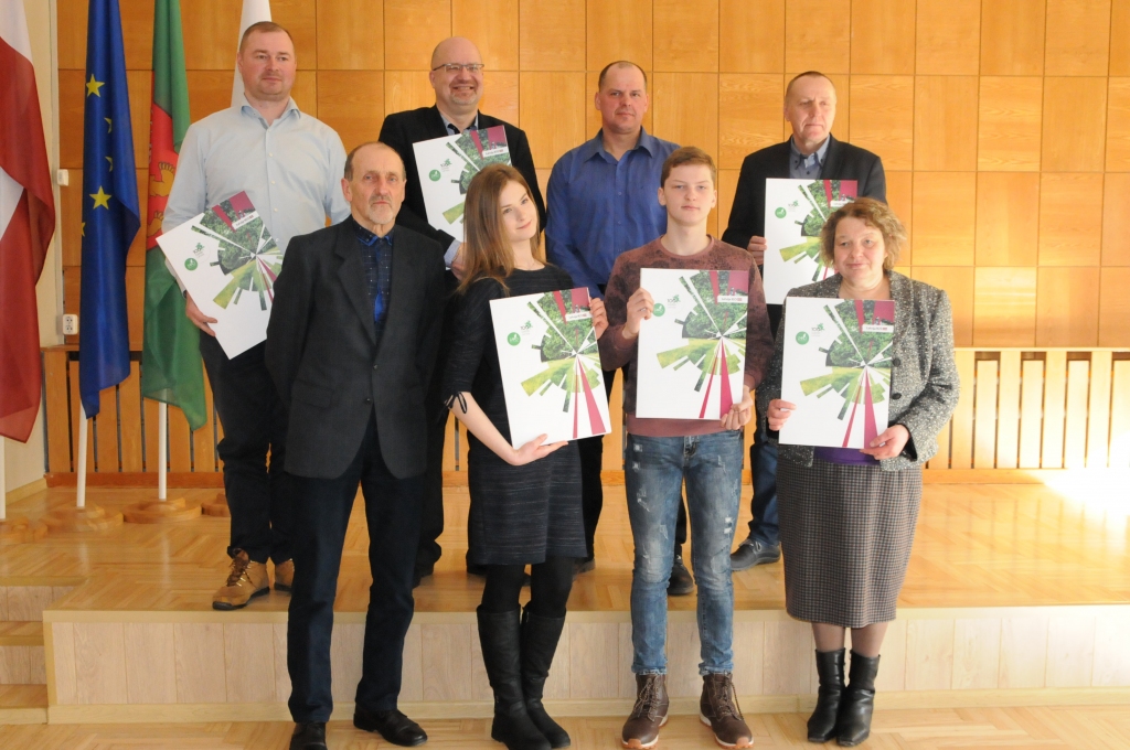 Vakar Valkas novada domē pateicības par nesavtīgu piedalīšanos un vērtīgu ieguldījumu Latvijas simtgadei veltītajā vides iniciatīvā “100 darbi Latvijai” saņēma Valkas Jāņa Cimzes ģimnāzijas 11. klases audzinātājs Andris Dainis ( 1. rindā no kreisās) un 11. klases skolniece Laura Krastiņa par projektu “Mēs Latvijai un savai skolai”, Valkas Jāņa Cimzes ģimnāzijas skolnieks Denijs Stahovskis par gulbju mājas izveidi, Kārķu pagasta pārvaldes pārstāve Sandra Pilskalne,   biedrības “Ērģemes bruņinieku pils” valdes priekšsēdētājs Jānis Biezais (2. rindā no kreisās), Valkas novada domes priekšsēdētājs Vents Armands Krauklis, D. Stahovska tētis Ivars Stahovskis un SIA “PEPI RER” valdes priekšsēdētājs Imants Šteins. Pateicību saņēma arī laikraksts “Ziemeļlatvija”. 
Autors:  INGA KARPOVA