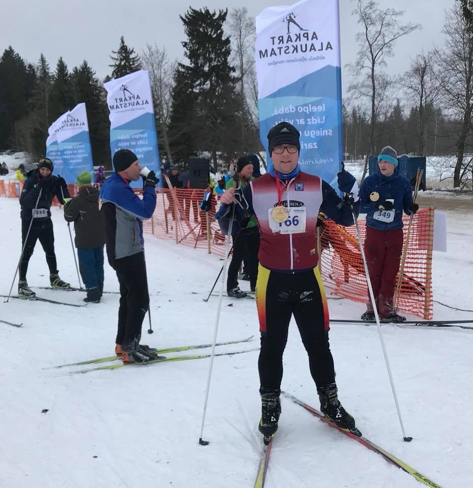 Savu velosipēdu pret slēpēm nomainījis Latvijas Riteņbraukšanas federācijas preses sekretārs smiltenietis Toms Markss. Šis bija Toma otrais slēpojums “Apkārt Alaukstam”.                                                                          
Autors:  NO ARHĪVA