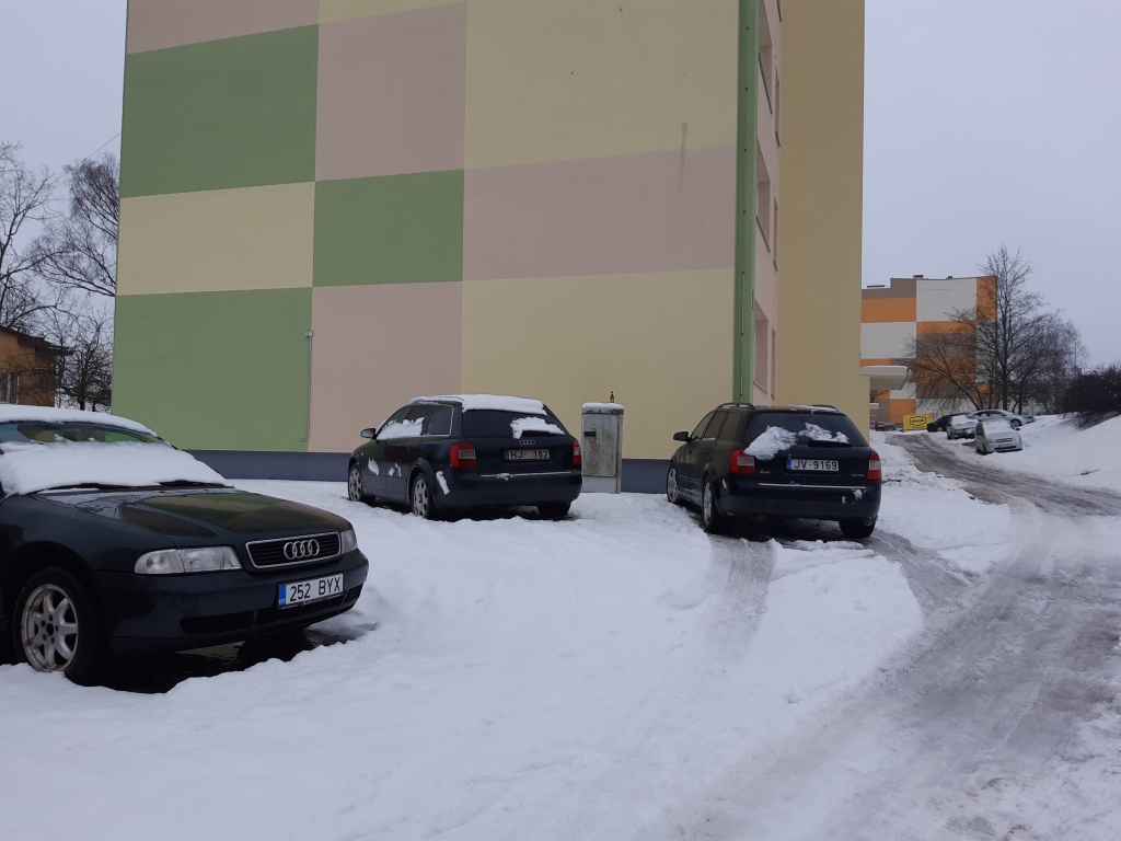 Situācija ar personīgo transportlīdzekļu novietošanu pie daudzdzīvokļu nama Valkā, Merķeļa ielā 13A, nav viennozīmīga. Mājas iedzīvotāji aicina rast risinājumu, lai mašīnas nebūtu jāliek zaļajā zonā.                                                                                                                                                                
Autors:   INGA KARPOVA