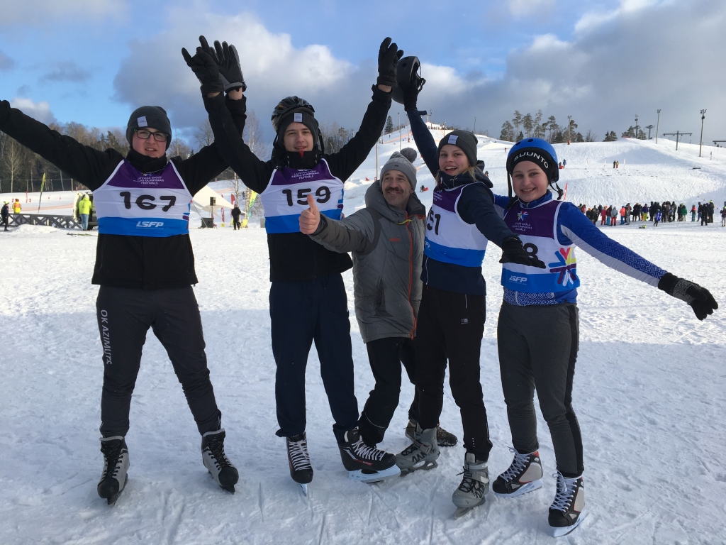 Latvijas Skolu ziemas Olimpiskajā festivālā Grundzāles pamatskolas komandai nebijuši panākumi un prieks par tiem ir neviltots. Sporta skolotājs Māris Stabiņš (vidū) kopā ar zelta medaļas ieguvējiem slidošanas stafetē Renāru Kļaviņu (pirmais no kreisās), Ronaldu Kalniņu, Hannu Gabrielu Ziemiņu (pirmā no labās) un  Aneti Annu Strazdiņu.                                                                                                                                                           
Autors:  ZANDA STABIŅA