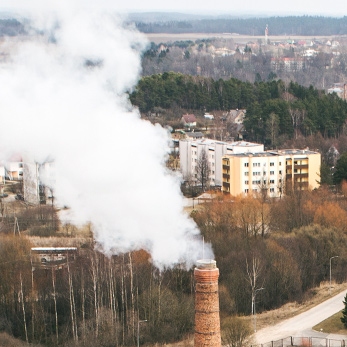 Sākot no šā gada februāra, uzņēmums “SM Energo” vairs nepiemēro atlaidi  Smiltenes pilsētas centralizētās siltumapgādes sistēmas lietotājiem iepriekšējā apmērā un gala tarifs jau izrakstītajos rēķinos par siltumenerģiju un karsto ūdeni ir  noteikts 58,31 eiro par vienu megavatstundu līdzšinējo 49,77 eiro/MWh vietā. FOTO: “SM Energo”