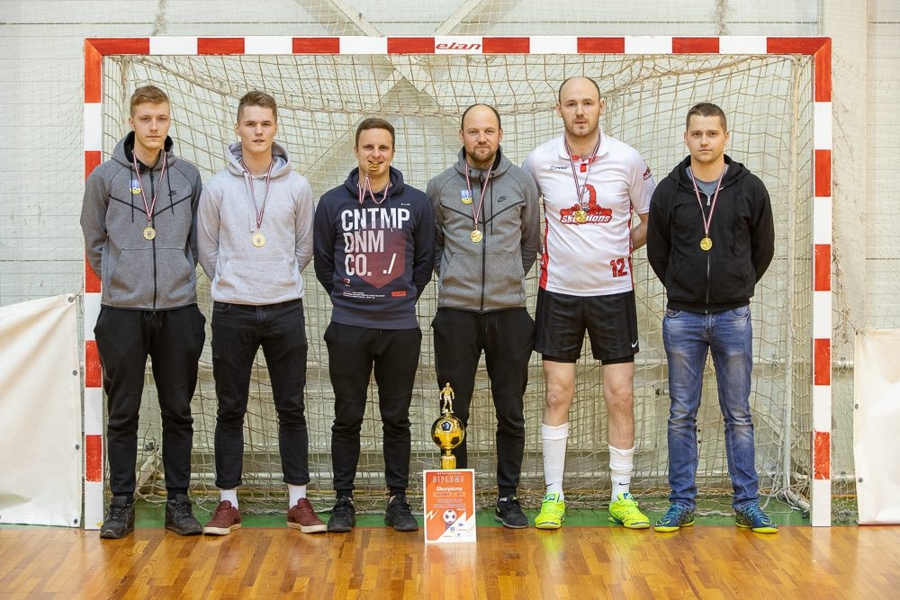 Vidzemes – Smiltenes telpu futbola čempionātā kopvērtējumā uzvarēja Smiltenes komanda
“Skorpions”: attēlā (no kreisās) Elvis Ābols, Emīls Sorokins, Dāvis Gaigals, Raimonds Dūmiņš, Arnis Platpīrs, Gints Zuika. Klāt nav Zigmāra Dūmiņa, Anda Kiršbauma, Artūra Platpīra, Andra Gorzova, Senta Fiļipova un Ričarda Ruļļa.