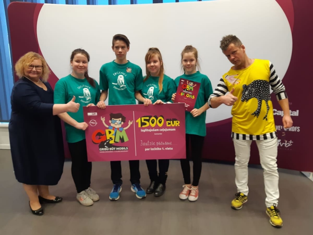 Ērģemes pamatskolas komanda “Jautrie pūčulēni” – Emīlija Kondratjeva (no kreisās), Reinis Feldmanis, Paula Zunde un Jana Annija Rubene – jau otro gadu pēc kārtas uzvarēja konkursā “Gribu būt mobils” un ieguva iespēju doties neaizmirstamā ceļojumā.                                                         
Autors:  AGIJA REINIECE
