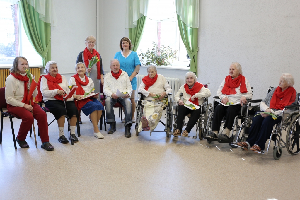 SIA “Sarkanā Krusta Smiltenes slimnīca” Sociālās aprūpes nodaļā mīt enerģiski un rosīties griboši seniori. Ja vairs nevar paiet pašu spēkiem, dziedāt taču var. Katrs no viņiem ir ar atšķirīgu dzīves gājumu un pieredzi, taču visus vieno dziesma. Pateicoties sociālās darbinieces Anitas Bušmanes (otrajā rindā pirmā no labās) iniciatīvai un pedagoģes Līgas Kļavas (līdzās) atsaucībai, pansionātā jau trešo gadu darbojas ansamblis “Atvasara”.            
Autors:  SANTA SINKA