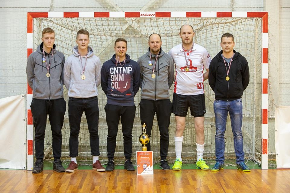 Vidzemes – Smiltenes telpu futbola čempionātā kopvērtējumā uzvarēja Smiltenes komanda “Skorpions”: attēlā (no kreisās) Elvis Ābols, Emīls Sorokins, Dāvis Gaigals, Raimonds Dūmiņš, Arnis Platpīrs, Gints Zuika. Klāt nav Zigmāra Dūmiņa, Anda Kiršbauma, Artūra Platpīra, Andra Gorzova, Senta Fiļipova un Ričarda Ruļļa.                                         
Autors: GATIS SAMUČONOKS