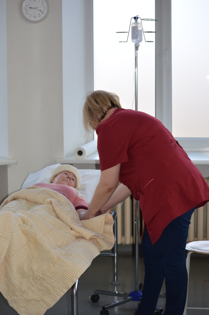 SIA “Sarkanā Krusta Smiltenes slimnīca” steidzamās medicīniskās palīdzības punkts daudziem novada iedzīvotājiem ir glābiņš, lai brīvdienās vai pēc vietējo mediķu darba laika beigām nebūtu jābrauc uz Valmieru, Vidzemes slimnīcu.                                                                          
Autors:  SANDRA PĒTERSONE