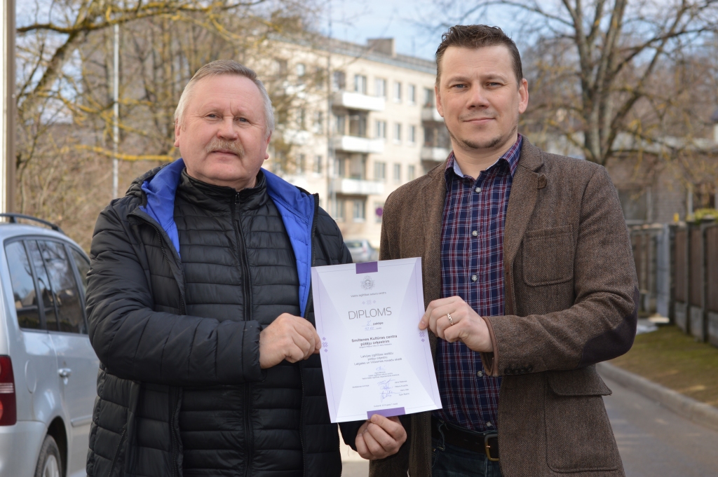 Smiltenes Kultūras centra jauniešu pūtēju orķestra diriģentiem Pēterim Vilkam (no kreisās) un Jānim Silakalnam ir pamats priecāties, – prestižajā A grupā Latvijā par šo kolektīvu labāka nav.                 
Autors:  SANDRA PĒTERSONE