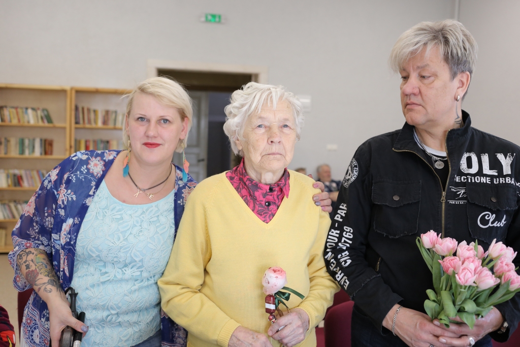 Skaistumkopšanas salona “Tom Džī” īpašniece Evita Ozoliņa (pirmā no kreisās) jau kopš gada sākuma savā brīvdienā, kas ir pirmdiena, dodas uz SIA “Sarkanā Krusta Smiltenes slimnīca” Sociālās aprūpes nodaļu, kur bez samaksas sapucē tās iemītniekus. 8. martā kopā ar viņu bija vienmēr atsaucīgais kolēģis, frizieris Gints Ristamecs. Viņš saka: “Lai arī kāds ir rezultāts, šie cilvēki tev ir pateicīgi par to, ka savu laiku esi veltījis tieši viņiem. Un labie darbi vienmēr tiek atlīdzināti dzīvē.” Tam piekrīt pansionāta iemītniece Herta Zvirbule, kura svētkos ieguva jaunu frizūru.     
Autors: SANTA SINKA 