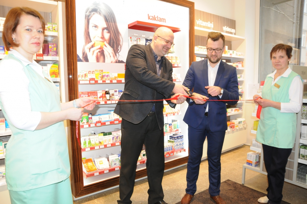 Vakar svinīgā gaisotnē Valkā, Rīgas ielā 17, klātesot Apotheka valdes loceklim Jānim Kūliņam un Valkas novada domes priekšsēdētājam Ventam Armandam Krauklim, svinīgi pēc rekonstrukcijas atklāja mūsdienīgi iekārtotu Apotheka aptieku.                                                                                                                                                 
Autors:   INGA KARPOVA