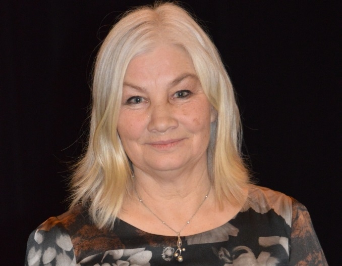 Palsmanes amatierteātra režisore Zinaida Bērza izrādes darbību koncentrējusi iedomu lidostā. 
Autors:  SANDRA PĒTERSONE