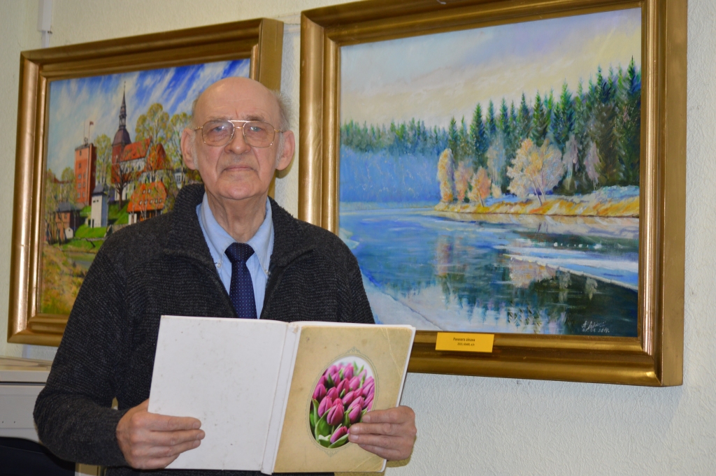 “Cik maz gan vajag māksliniekam, – lai viņu redz, dzird un, vēlams, saprot,” teic mākslinieks Aleksandrs Luhaers un priecājas par atsauksmju grāmatā ierakstītajiem labajiem vārdiem. Tos māksliniekam un viņa gleznām veltījuši gan latvieši, gan ārzemnieki.                                       
Autors:  SANDRA PĒTERSONE