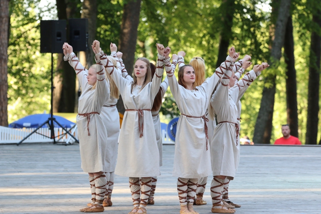 Smiltenes tehnikuma jauniešu deju kolektīvs “Amatnieki” aicina ikvienu uz koncertu pirmā pavasara mēneša izskaņā.                                                                                                                                                                                                                                          
Autors:  SANTA SINKA
