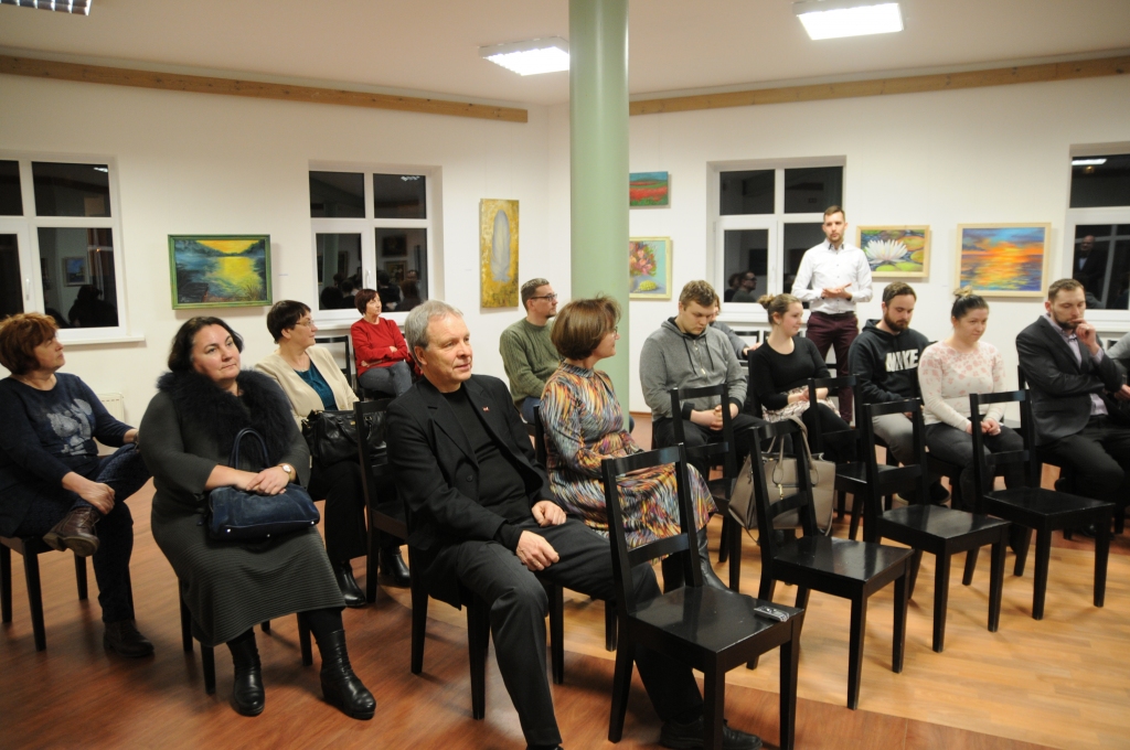 Vidzemes partijas deputāti, tiekoties ar valcēniešiem par vides sakārtotības jautājumiem, saņēma ne tikai daudz kritikas, bet arī interesantus ieteikumus, piemēram, par velosipēdu un bērnu ratiņu novietņu uzstādīšanu pie tiem daudzdzīvokļu namiem, kuros šim nolūkam nav brīvas telpas. 
Autors:   INGA KARPOVA