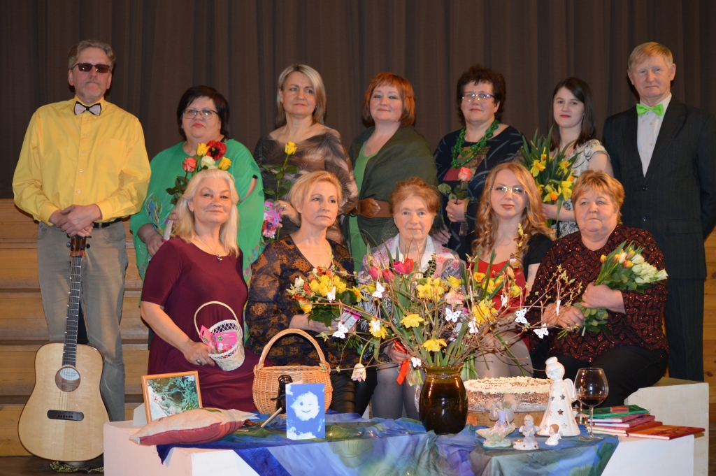 Palsmanes pagasta amatierteātris “Randiņš” savam jaunākajam iestudējumam izvēlējies novadnieces Marikas Svīķes dzeju. Attēlā – mirklis pēc pirmizrādes Palsmanes kultūras namā 16. martā.                                                                                                                           
Autors:  SANDRA PĒTERSONE