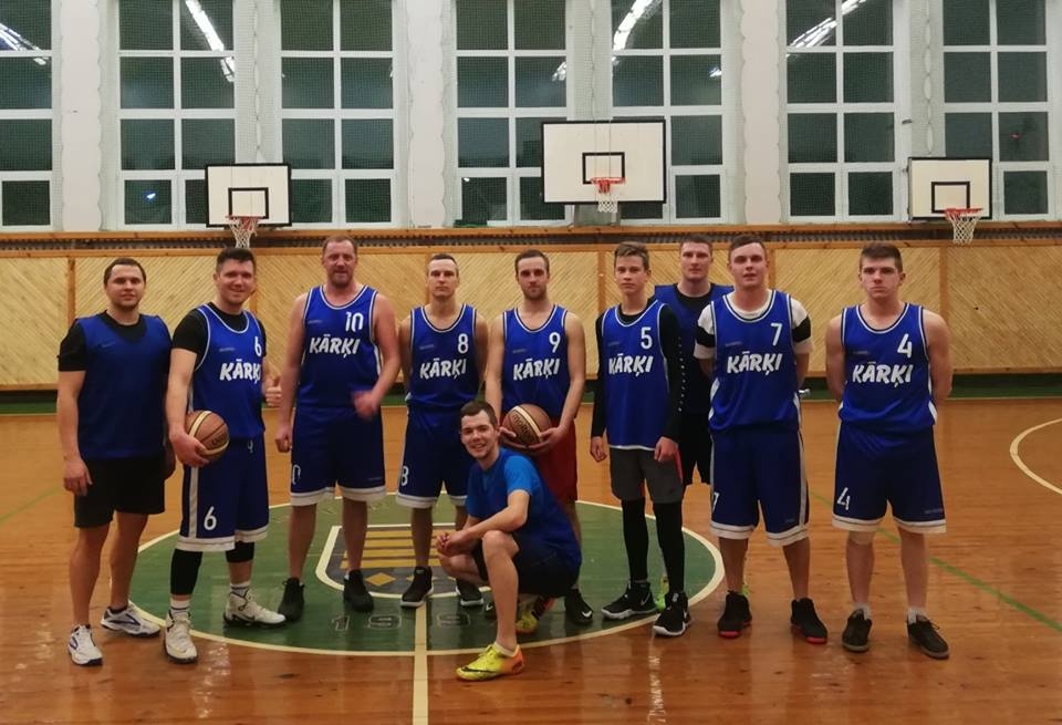 Basketbola komanda “Kārķi” no spēles uz spēli uzlabo savu sniegumu. 
Autors:  MĀRCIS KRAMS