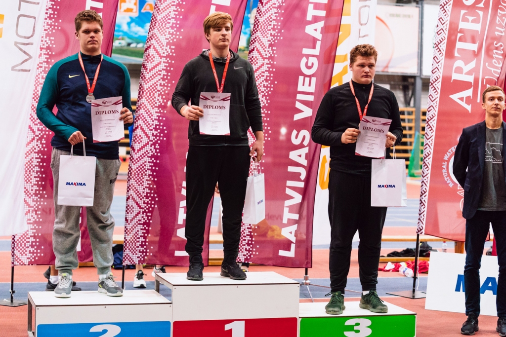 Latvijas čempionātā Kuldīgā U20 vecuma grupā sudraba medaļu izcīnīja Dins Demidočkins (no kreisās), bet viņa brālim Artūram – bronza.                                                                                                                                         
Autors: ATLETICS. LV