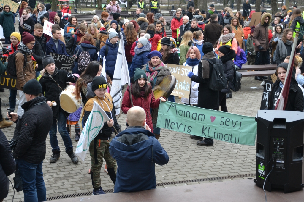 Arī Smiltenes novada vides aktīvisti (priekšplānā) šomēnes piedalījās akcijā “Globālais streiks nākotnei” Rīgā, atgādinot par  klimata pārmaiņu draudiem planētas nākotnei un aktīvas rīcības nepieciešamību, lai tos novērstu.                                                                                                                                                                    
Autors:  TOMASS KRĪGERS