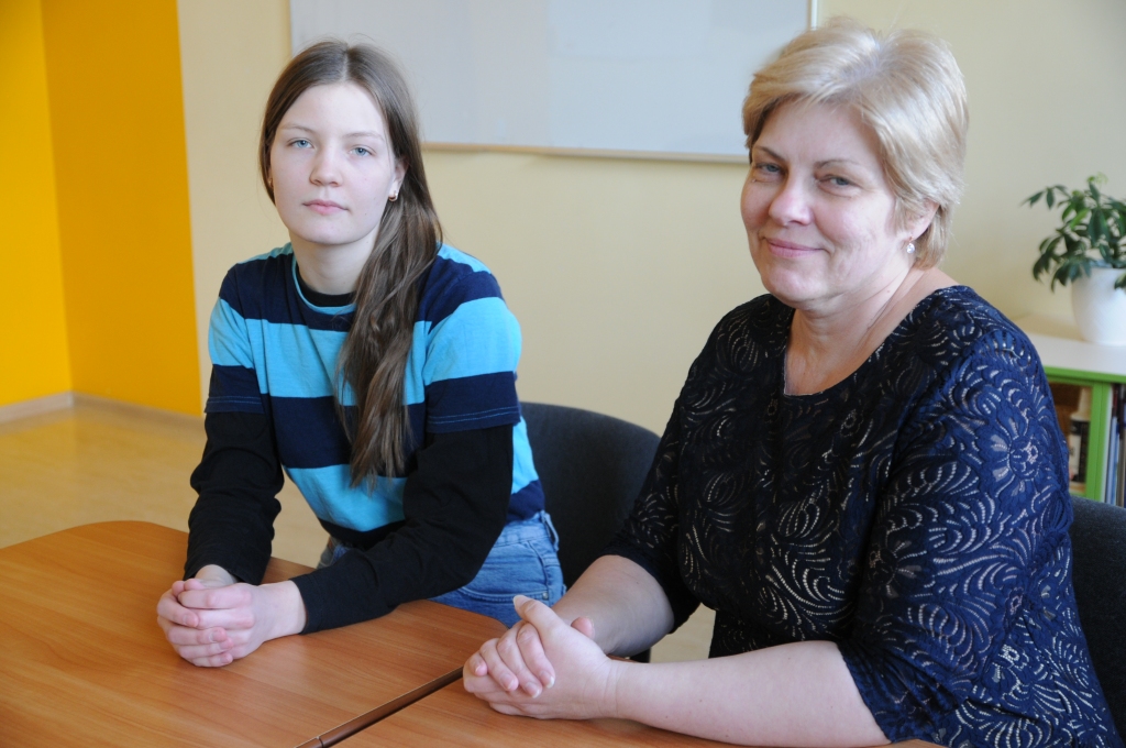 Valkas Jāņa Cimzes ģimnāzijas latviešu valodas un literatūras skolotāja un 12.a klases audzinātāja Ruta Kriviņa lepojas ar audzēknes Unas Balodes panākumiem valsts latviešu valodas un literatūras olimpiādē.
Autors:   INGA KARPOVA