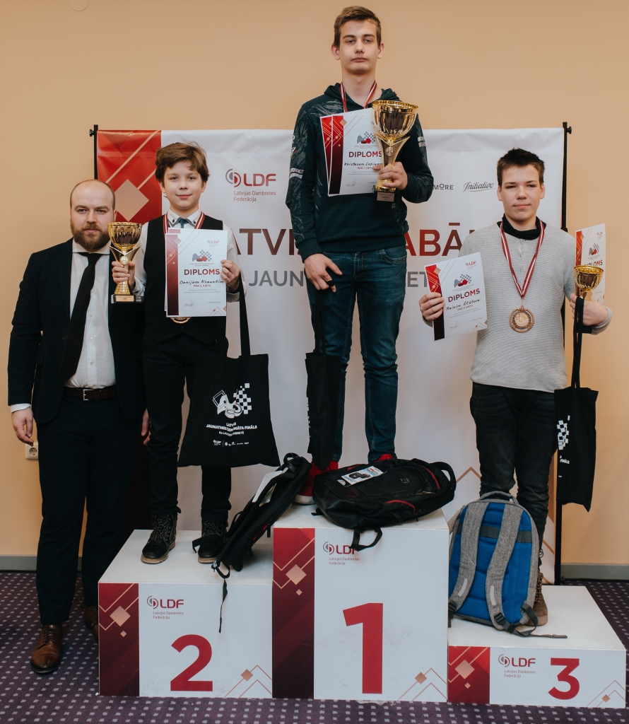 Palsmanietis Kristers Lapiņš (vidū) kārtējo reizi sevi apliecinājis kā Latvijā labāko dambretistu savā vecuma grupā, kļūstot par valsts čempionu klasiskajā 64 lauciņu dambretē. 2. vietu izcīnīja Denijs Krauklis (Bauska), 3. vietu – arī baušķenieks  Reinis Štāls. Attēlā – kopā ar  Latvijas Dambretes federācijas prezidentu Robertu Misānu. 
Autors: FOTO: LATVIJAS DAMBRETES FEDERĀCIJA