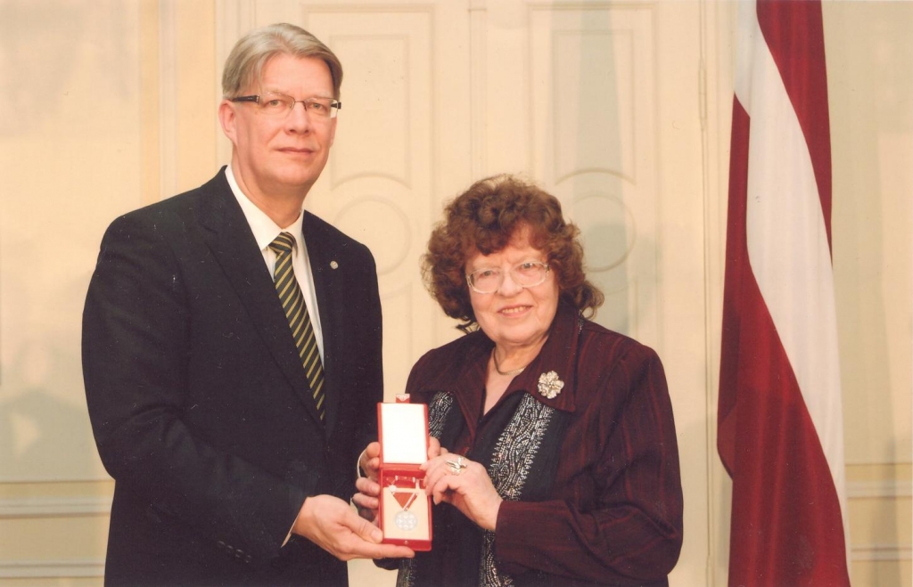Par nopelniem Latvijas labā 2007. gadā toreizējais Valsts prezidents Valdis Zatlers dzejniecei Kornēlijai Apškrūmai pasniedza valsts apbalvojumu Atzinības krusta Sudraba Goda zīmi.                                                    
Autors:  NO ARHĪVA