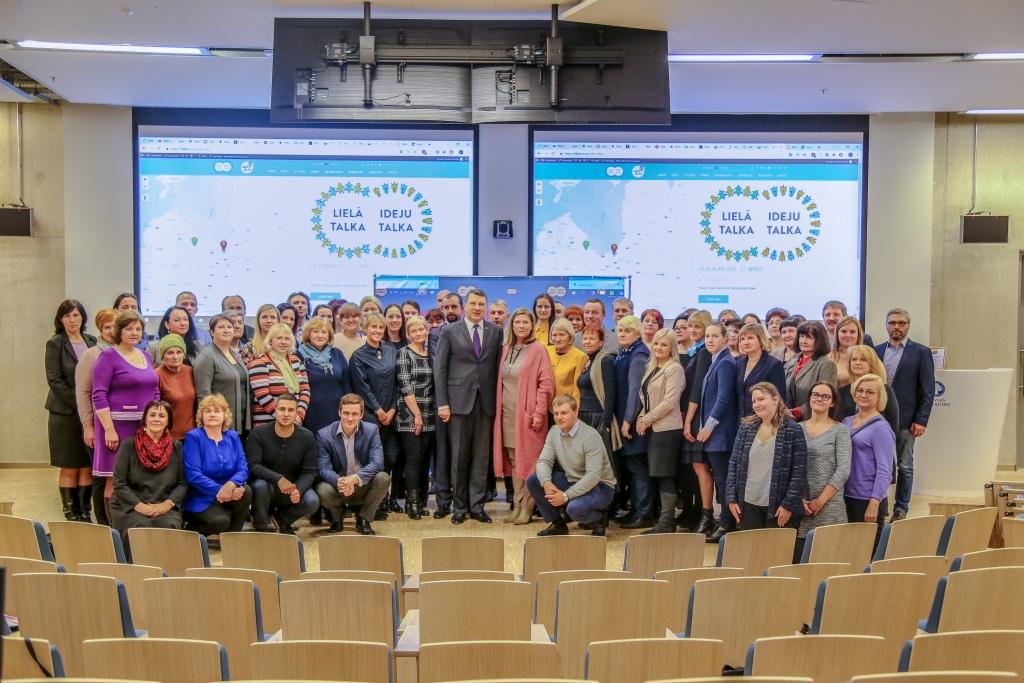 Marta beigās Latvijas Universitātes Zinātņu mājā notika visas Latvijas Lielās talkas koordinatoru tikšanās, kurā piedalījās arī Lielās talkas patrons Valsts prezidents Raimonds Vējonis. Attēlā pirmajā rindā pirmā no kreisās – Lielās talkas koordinatore Strenču novadā Ginta Gailīte. Talkas koordinators Valkas novadā Guntis Bašķis šajā reizē aizņemtības dēļ tikšanos neapmeklēja, bet “Ziemeļlatvijai” paskaidroja, ka viņam viss ir skaidrs.                
Autors: PUBLICITĀTES FOTO
