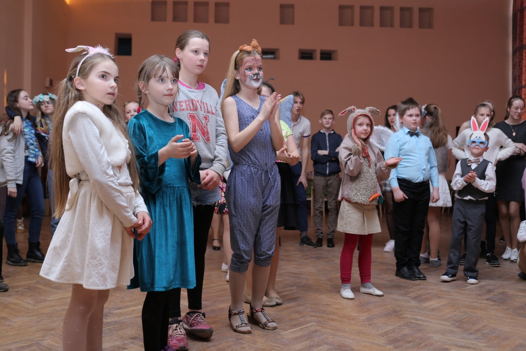 Pēdējais vakars kopā ar ārvalstu skolēniem ir gan emocionāls, gan jautrs. Jautru to padarīja karnevāla tematika, bet nedaudz skumīgu – fakts, ka jāšķiras no jauniegūtajiem draugiem. 