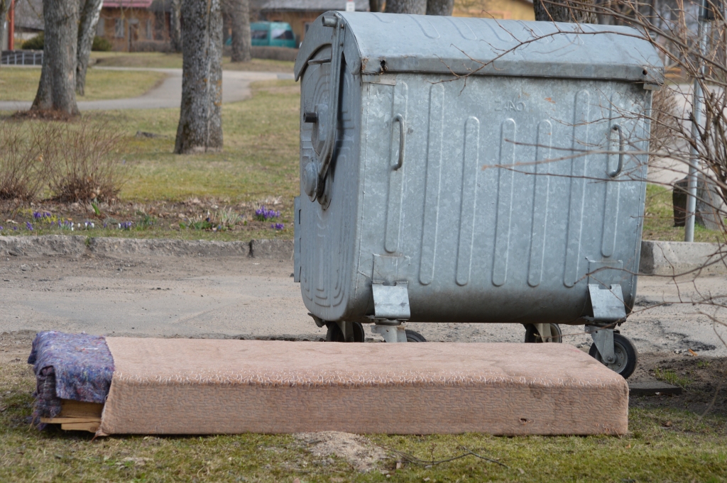 Šī gandrīz nedēļu pie iebrauktuves uz daudzdzīvokļu māju Dakteru ielā, Smiltenē, redzamā aina ar zemē gulošo dīvāna matraci nedara godu  pilsētai, domā kāds mūsu lasītājs un aicina cilvēkus no vecajām mēbelēm atbrīvoties civilizētākā veidā.                                                                 
Autors:  SANDRA PĒTERSONE