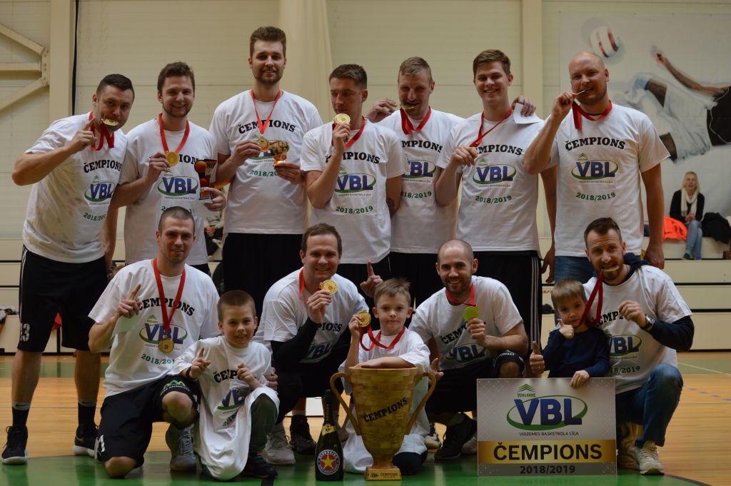 Sestdien bija svētki komandai “Vudlande”. Uzvarot “Vudlandes” Vidzemes basketbola līgas kopvērtējumā, vudlandieši atkal sevi apliecinājuši kā spēcīgāko komandu Smiltenes novadā rīkotajā čempionātā basketbolā vīriešu komandām.                                                                                    
Autors:  SANDRA PĒTERSONE