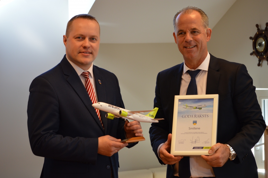 Izteikt pateicību Smiltenei par iedzīvotāju aktīvu līdzdalību balsojumā par Latvijas mīlētākajām pilsētām ieradās “airBaltic” valdes priekšsēdētājs Martins Gauss (no labās). Simbolisku pateicības dāvanu un Goda rakstu viņš pasniedza Smiltenes novada domes priekšsēdētājam Gintam Kukainim.                                                                                           
Autors:  SANDRA PĒTERSONE