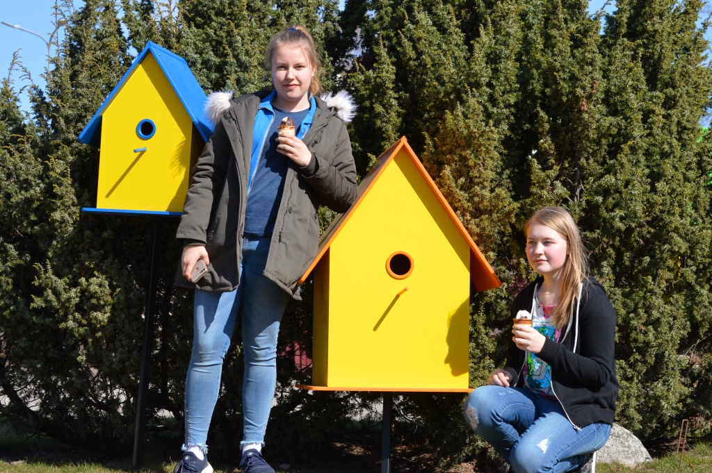 “Interesanti, skaisti,” jaunos Smiltenes pilsētas Lieldienu dekorus vērtē  Dita Spalviņa (no kreisās) un Ulla Meldere.  “Lieldienās svarīgākais ir olu meklēšana ar ģimeni un olu sišana,” uzskata Dita. “Un brīvdienas,” piebilst Ulla.                                                                                           
Autors:  SANDRA PĒTERSONE