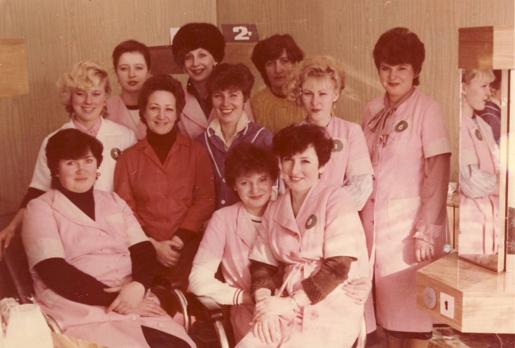 Padomju laikos Valkā bija tikai viena frizētava, kuru klienti vai gāza riņķī. Tolaik te strādāja liels kolektīvs. Pēc padomju varas sabrukšanas dažas frizieres nolēma nepadoties un veidot savu individuālo uzņēmumu. 
Autors:  NO PERSONĪGĀ ARHĪVA