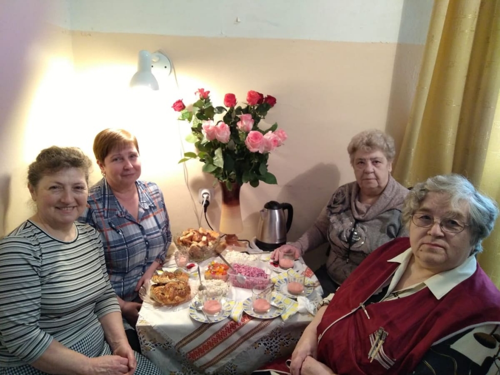 4. aprīlī Valkas frizētavas “Pērle” kolektīvs – frizieres Gaļina Lielbikse (pirmā no kreisās), Aija Andžāne, vadītāja Lidija Dica un friziere Tamāra Aleksandrova – ar svētku mielastu atzīmēja 25 gadu pastāvēšanas jubileju. Šo pārsteigumu viņām sagādāja Tamāras meita un mazmeita.                              
Autors:  NO PERSONĪGĀ ARHĪVA