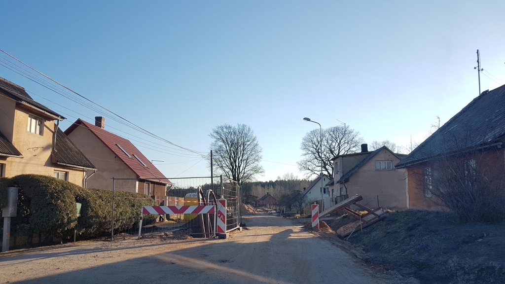 Smiltenē, Raiņa ielas posmā no Ābeļu ielas līdz Rīgas ielai, esošo māju iedzīvotāji jau gadiem pacieš neērtības, kas saistītas ar ceļa slikto stāvokli. Tagad šajā ielas posmā atsākušies būvdarbi, kas ilgs līdz rudenim. Vēl aptuveni pusgadu diendienā nāksies samierināties ar dažādiem satiksmes ierobežojumiem, lai pēc tam varētu novērtēt būtiskus uzlabojumus.                                                                                                                                        
Autors:  SANTA SINKA