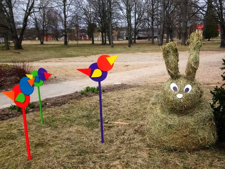 Šopavasar par Lieldienu dekoriem Strenču pilsētā izvēlēti mīlīgs, apaļīgs zaķis un koši putniņi. 
Autors: KRISTIĀNA LĪDAKA