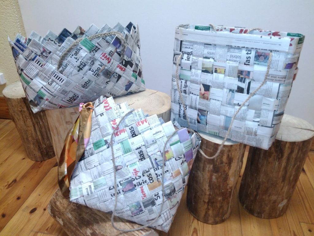 Darinātas konkursam un sanākušas ne tikai vides draudzīgas, bet arī praktiskas un ikdienā izmantojamas. Katra šāda Palsmanes internātpamatskolas audzēkņu gatavotā soma var izturēt vairākus kilogramus lielu smagumu.                                                                                                                                                  
Autors: FOTO: PALSMANES INTERNĀTPAMATSKOLA